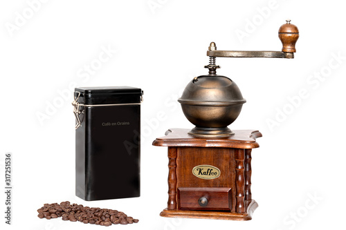 moulin a café manuel ancien et grains de café sur fond blanc