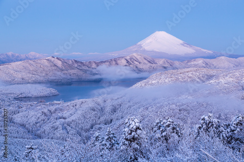 箱根大観山から雪景色の紅富士