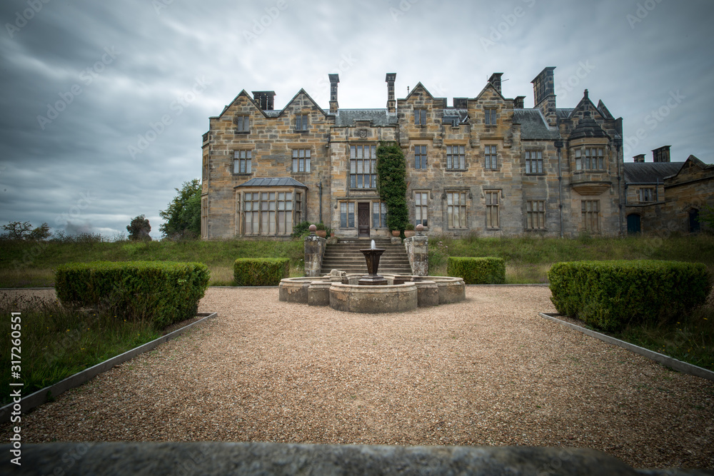 English mansion with a cloudy sky - obrazy, fototapety, plakaty 