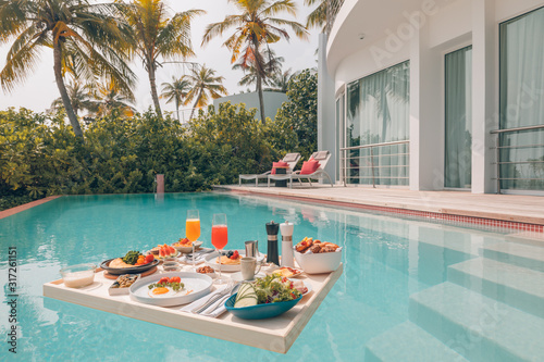 Fotografia Breakfast in swimming pool, floating breakfast in luxurious tropical resort
