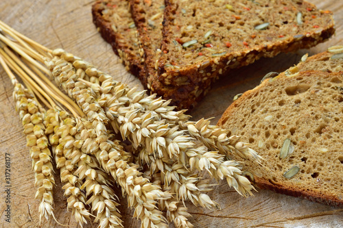 Verschiedene Brotsorten mit Getreide