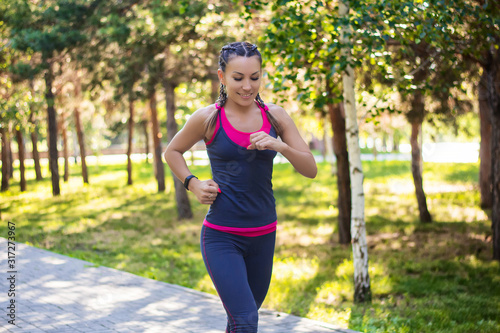 Fototapeta Naklejka Na Ścianę i Meble -  sporty woman doing jogging in the park
