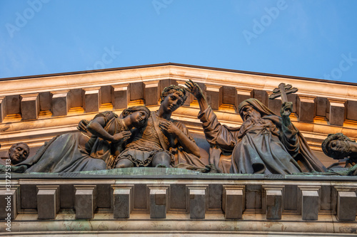 The western portico is a bas-relief Meeting of St. Isaac of Dalmatia with Emperor Theodosius, 1842-1845. The plot is the unity of the two branches of government - the royal and spiritual.
