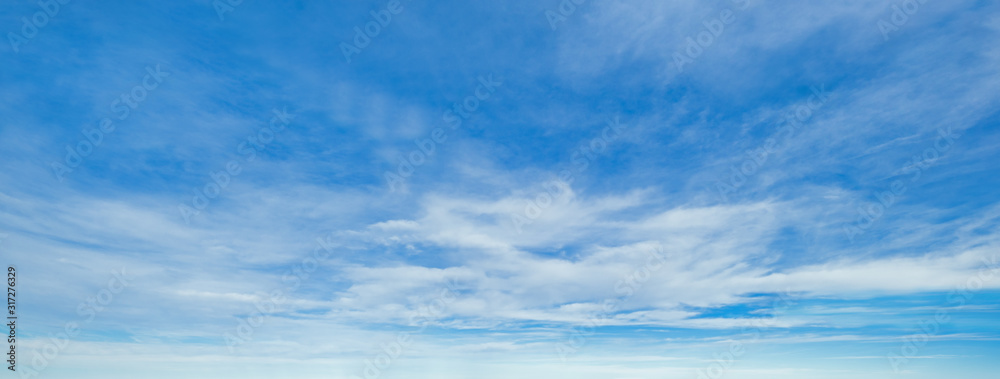 Fototapeta premium Tło błękitnego nieba z chmurami