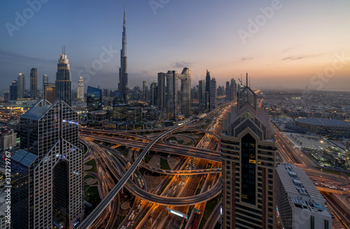Dubai, UAE Stadtbild am Abend mit Lichtern und Blick auf den Burj Khalifa