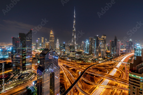 Dubai, UAE Stadtbild bei Nacht mit Lichtern mit Blick auf den Burj Khalifa