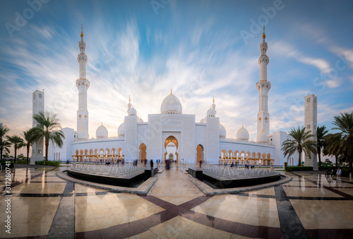 Sheikh Zayed große Moschee in Abu Dhabi – Panoramablick bei Tag