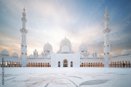 Sheikh Zayed große Moschee in Abu Dhabi – Panoramablick bei Tag