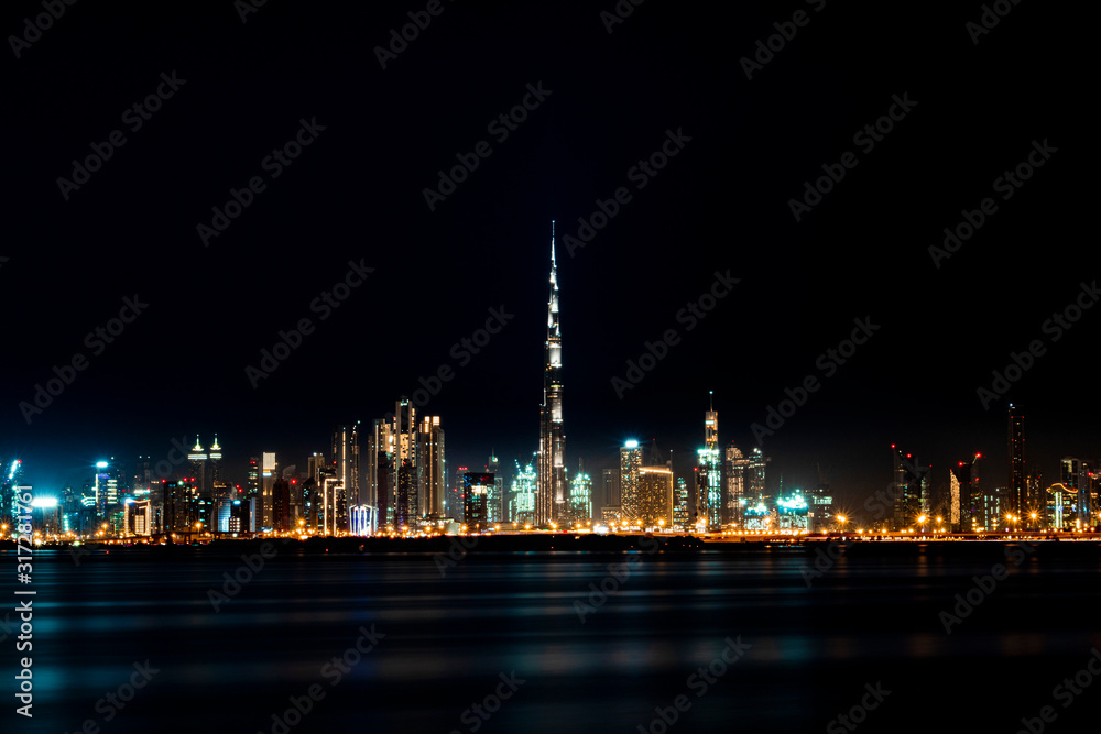 Fototapeta premium Dubai, UAE Stadtbild bei Nacht mit Lichtern