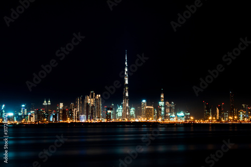 Dubai, UAE Stadtbild bei Nacht mit Lichtern