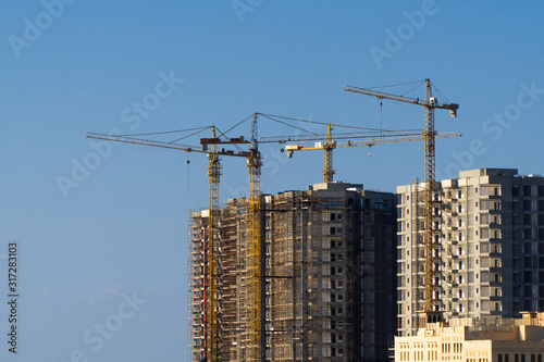 Baustelle mit Kran in Großstadt in Dubai am Tag