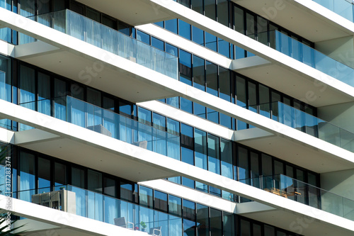 Fenster eines neuen Hotels am Tag