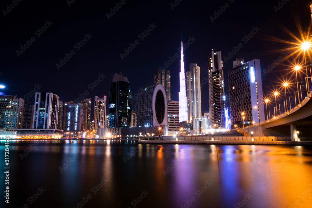 Fototapeta premium Dubai, UAE Stadtbild bei Nacht mit Lichtern