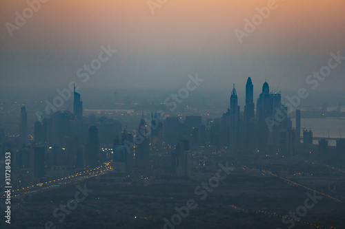 in Smog eingehüllte Stadt im Abendlicht