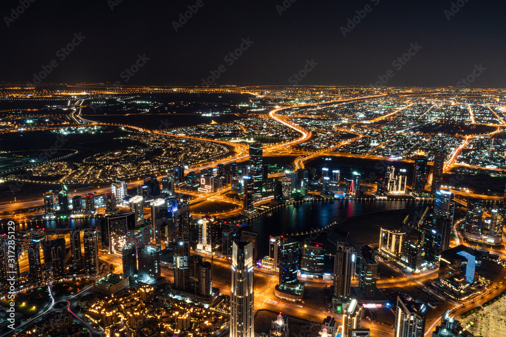 Dubai, UAE Stadtbild bei Nacht mit Lichtern