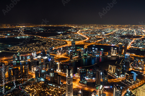 Dubai, UAE Stadtbild bei Nacht mit Lichtern