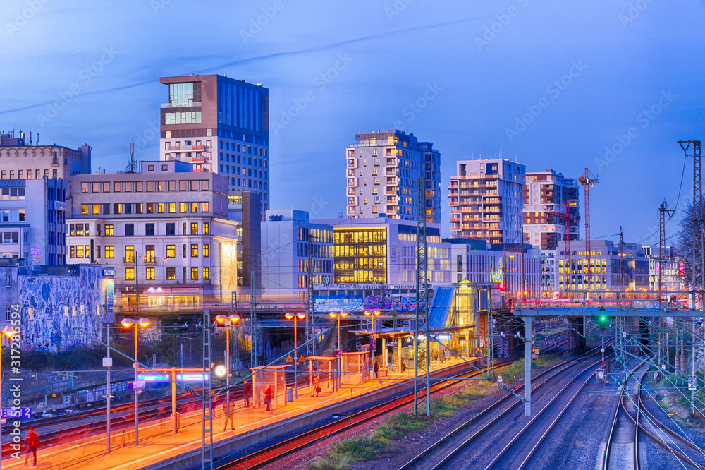 Obraz premium Neues Quartier und Bahnsteig in Düsseldorf
