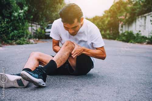 Man Knee pain when running or jogging © Suriyo