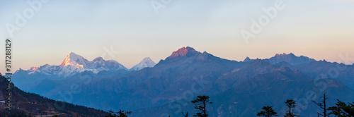Fotografi Chele La pass in Bhutan at sunset with view on Mount Jumolhari