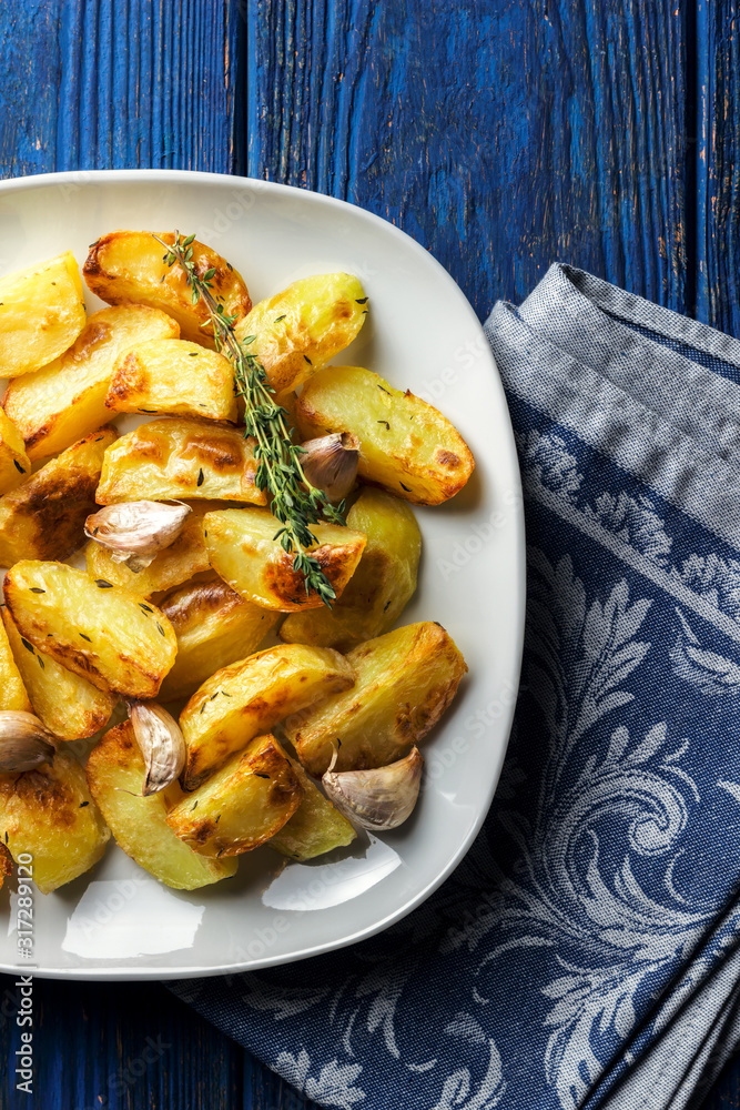 Roasted potatoes with garlic and thyme Roasted potatoes with garlic and thyme