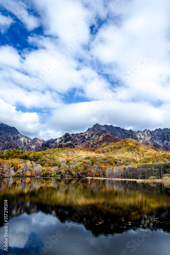秋に染まる池 © yamak2