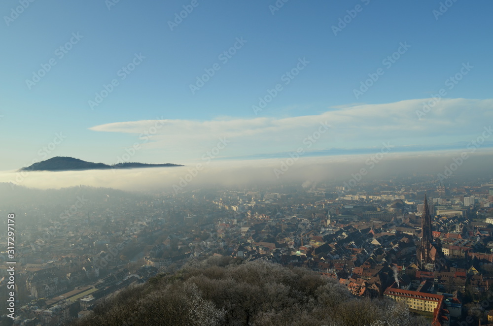 Blick auf Freiburg bei Nebel und Sonne