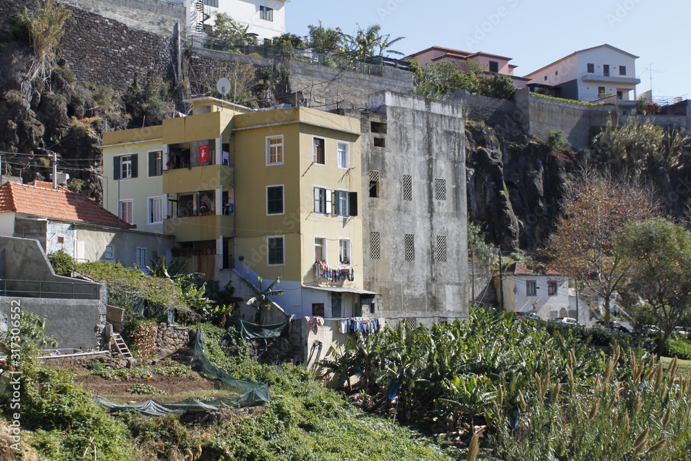 Obraz premium village in the mountains of the island madeira