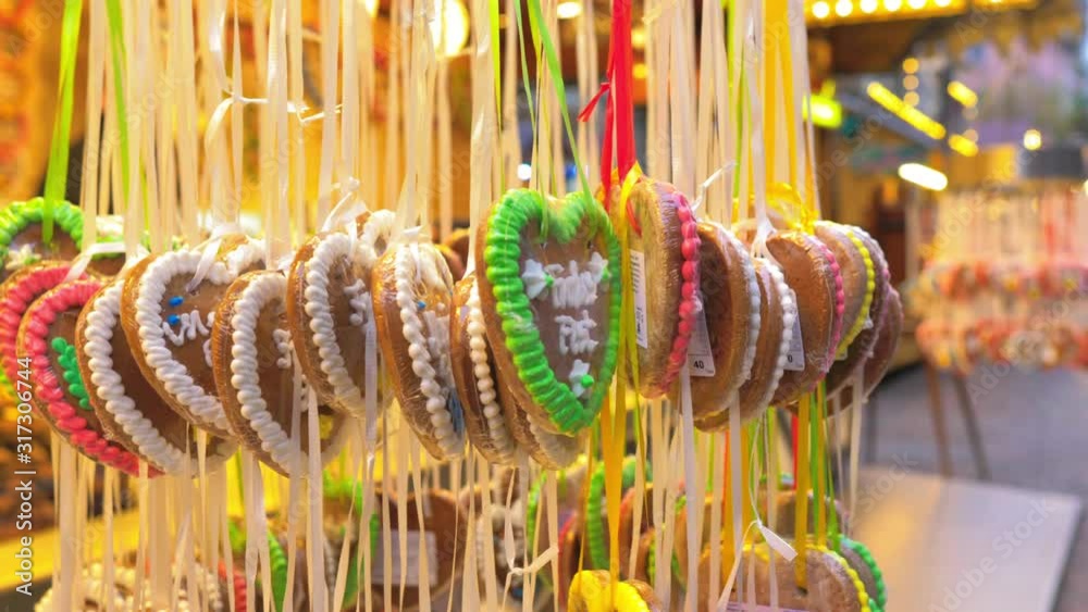 Grupo de galletas de jengibre navideñas de colores con forma de corazón