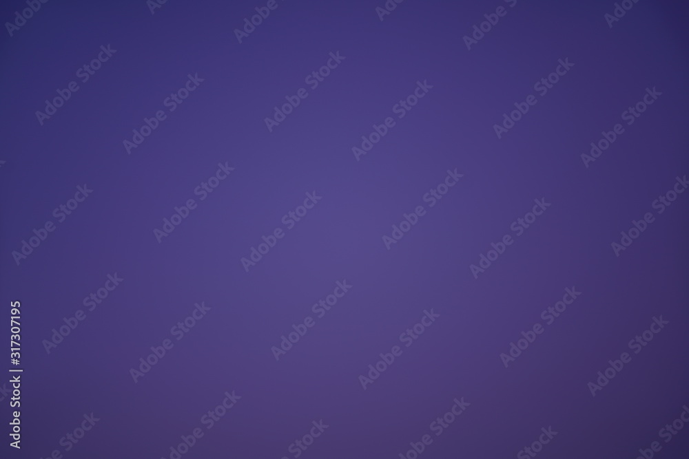 Kalter morgendlicher Himmel in violett