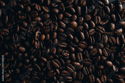 Aromatyczna kawa ziarnista, tło tekstura kawy, ciemna tekstura
