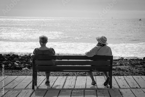 Anziani sulla panchina 