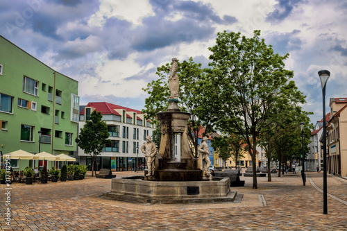 schönebeck, deutschland - stadtzentrum mit altem marktbrunnen