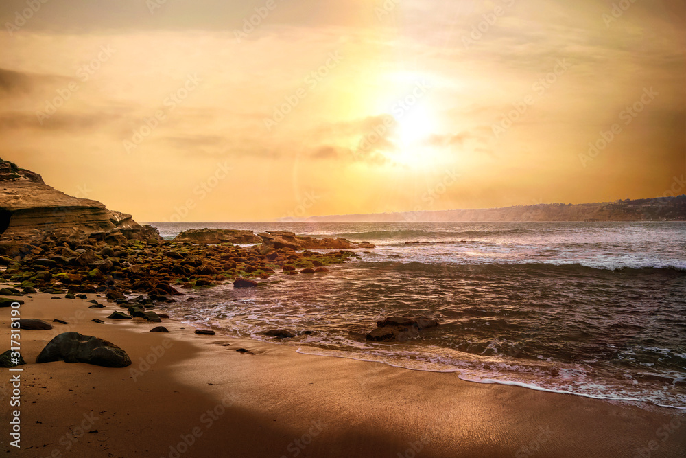 Φωτογραφία A golden glowing sunset over the ocean at La Jolla Cove in San Diego, California, USA