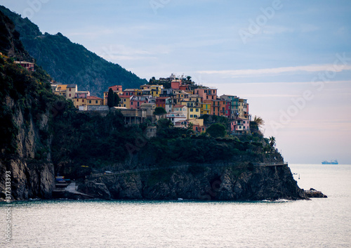 Cinque Terre, Italia, 5 de diciembre de 2019.  Vista del pueblo de Manarola desde Corniglia, en la región de Liguria y sobre el mar Tirreno.  photo