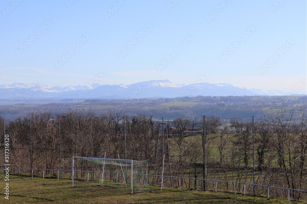 Stade et terrain de football dans le village de Rochetoirin - Département Isère - Région Rhône Alpes - France
