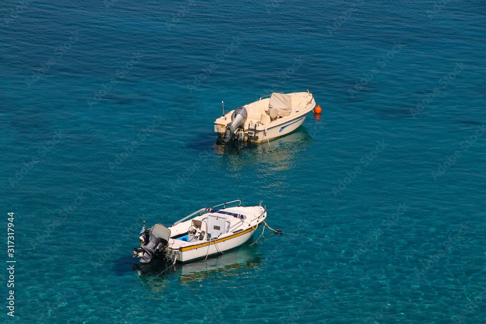 Motorboote ankern auf blauen Meer