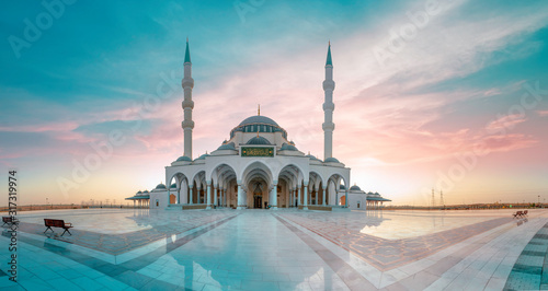 Fotografiet Sharjah Mosque Largest mosque in Dubai, beautiful traditional Islamic architectu