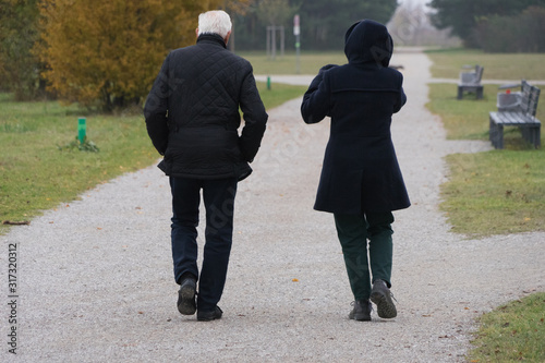 Senioren-Paar beim Spaziergang im Park	 photo