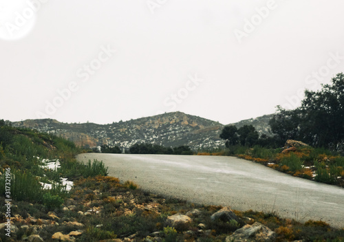 Carretera que lleva a una montaña nevada photo