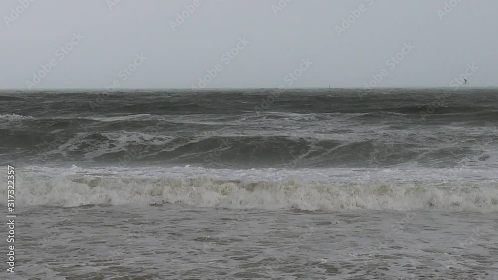 Mar mediterraneo con oleaje, alborotado por dias de tormenta Mar mediterraneo con oleaje, alborotado por dias de tormenta