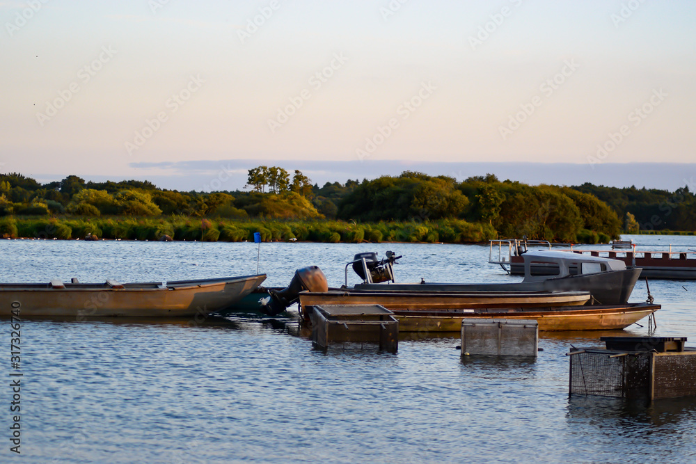 barques de pêche et nasse sur le lac de grand lieu en loire atlantique barques de pêche et nasse sur le lac de grand lieu en loire atlantique