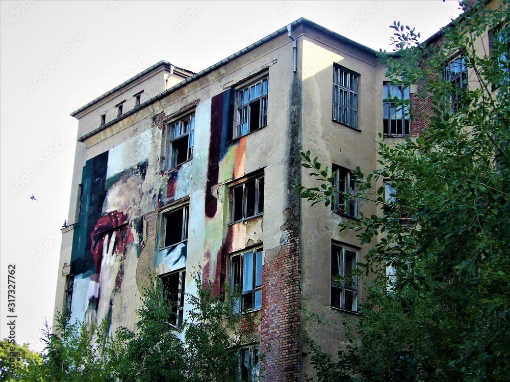 Naklejka premium bauwerk, architektur, haus, alt, lost place, städtisch