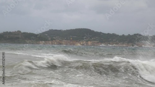 Stürmiges Meer mit großen Wellen in der Bucht von Saint Tropez in Frankreich