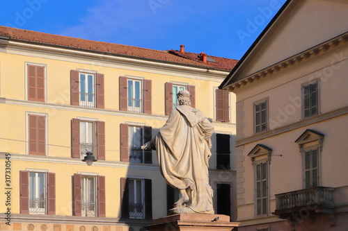 palazzi storici e statua a novara in italia 
