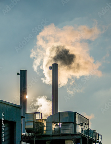 Dampf und Rauchschwaden aus Industrie Schornstein