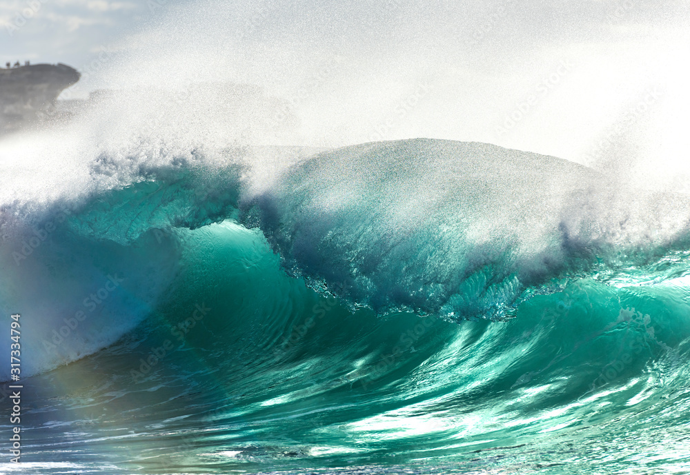 Obraz premium Huge wave at sunrise, Sydney Australia