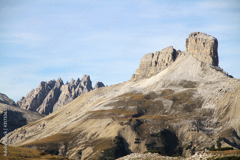 Dolomiten Wanderung im Herbst rund um die Drei Zinnen mit schöner Bergkulisse zur Drei-Zinnen-Hütte in Südtirol Italien Europa Dolomiten Wanderung im Herbst rund um die Drei Zinnen mit schöner Bergkulisse zur Drei-Zinnen-Hütte in Südtirol Italien Europa