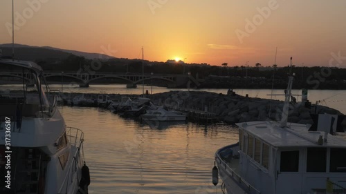Sonnenuntergang am Hafen im wunderschönem Frankreich, am Mittelmeer im Sommer