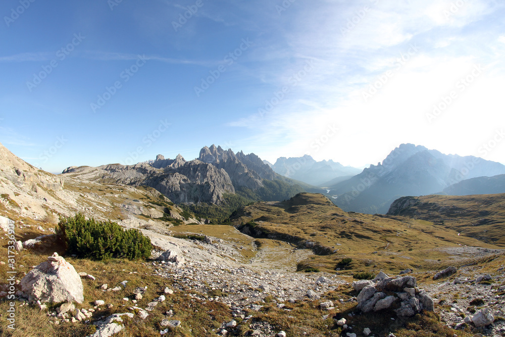Fototapeta premium Dolomiten Wanderung im Herbst rund um die Drei Zinnen mit schöner Bergkulisse zur Drei-Zinnen-Hütte in Südtirol Italien Europa