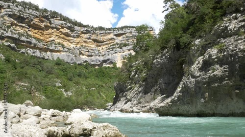 Reißender Fluss, Schlucht von Verdon, Blauer Himmel mit weißen Wolken und grünen Bäumen, in Frankreich